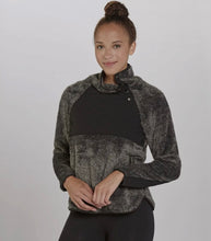 Load image into Gallery viewer, Black ⚫️ Quilted &amp; Fuzzy Pullover
