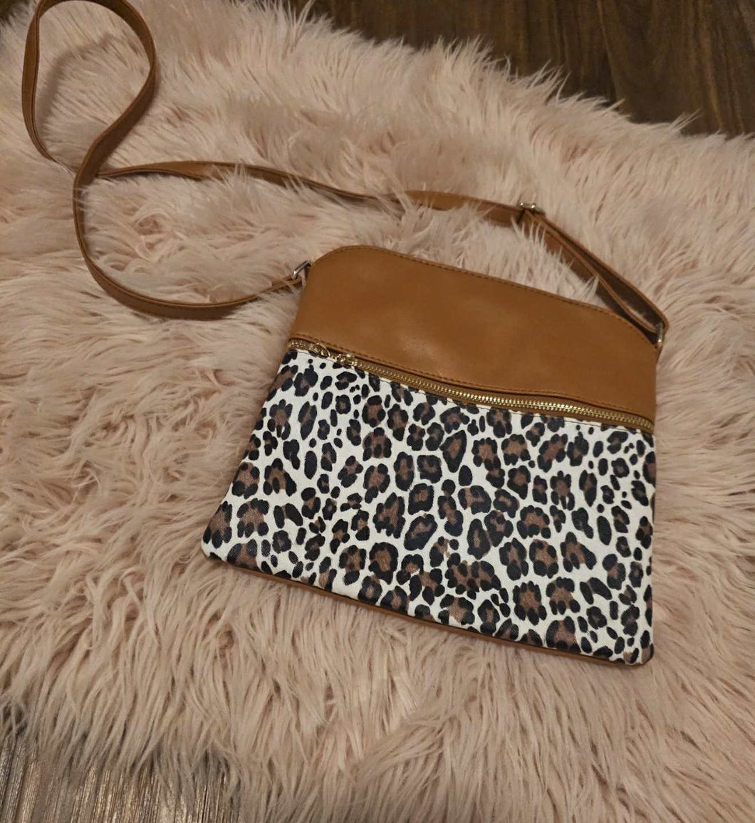 Brown & White Leopard Crossbody 👜